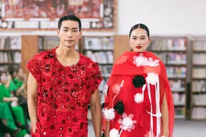 Supermodel Vo Hoang Yen Walks Catwalk Holding Her Baby - image 8