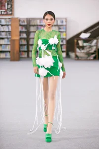 Supermodel Vo Hoang Yen Walks Catwalk Holding Her Baby - image 6