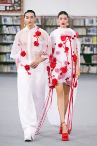 Supermodel Vo Hoang Yen Walks Catwalk Holding Her Baby - image 4
