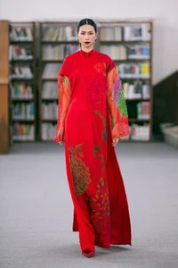 Supermodel Vo Hoang Yen Walks Catwalk Holding Her Baby - image 5