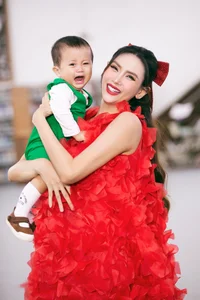 Supermodel Vo Hoang Yen Walks Catwalk Holding Her Baby - image 2