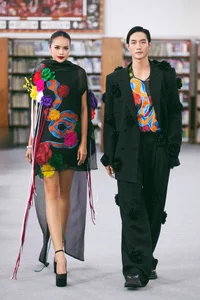 Supermodel Vo Hoang Yen Walks Catwalk Holding Her Baby - image 1