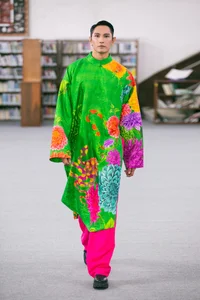 Supermodel Vo Hoang Yen Walks Catwalk Holding Her Baby - image 7