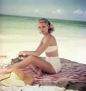 Iconic Beauty: The 15 Most Captivating Actresses of the 20th Century - image 3