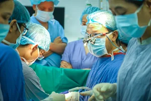 Vietnam Achieves Medical Milestone with First Successful Domino Organ Transplant - image 14