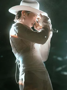 Vietnam Showbiz Updates: Veteran Artist Health Concerns and Playful Celebrity Banter - image 3