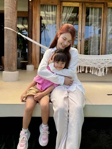 Vietnam Showbiz Updates: Veteran Artist Health Concerns and Playful Celebrity Banter - image 48