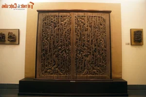 Masterpieces of Ancient Vietnamese Wood Carving: Two Royal Dragon Doors - image 5