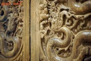 Masterpieces of Ancient Vietnamese Wood Carving: Two Royal Dragon Doors - image 6