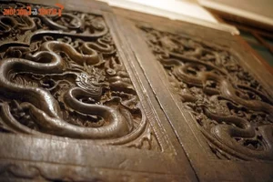 Masterpieces of Ancient Vietnamese Wood Carving: Two Royal Dragon Doors - image 9