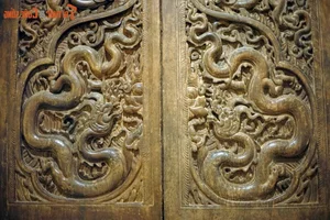 Masterpieces of Ancient Vietnamese Wood Carving: Two Royal Dragon Doors - image 10