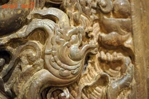 Masterpieces of Ancient Vietnamese Wood Carving: Two Royal Dragon Doors - image 1