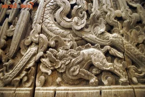 Masterpieces of Ancient Vietnamese Wood Carving: Two Royal Dragon Doors - image 7