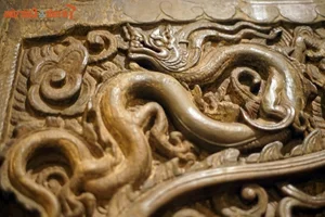Masterpieces of Ancient Vietnamese Wood Carving: Two Royal Dragon Doors - image 4