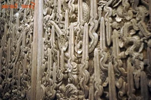 Masterpieces of Ancient Vietnamese Wood Carving: Two Royal Dragon Doors - image 2