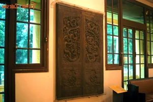 Masterpieces of Ancient Vietnamese Wood Carving: Two Royal Dragon Doors - image 11