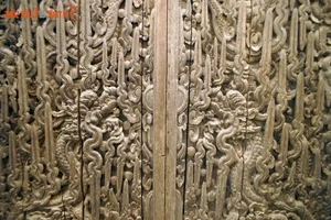 Masterpieces of Ancient Vietnamese Wood Carving: Two Royal Dragon Doors - image 3