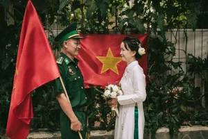 Viral 'Once in 50 Years' Wedding Photoshoot at Bach Dang Wharf Captivates Social Media - image 1