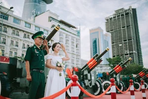 Viral 'Once in 50 Years' Wedding Photoshoot at Bach Dang Wharf Captivates Social Media - image 3