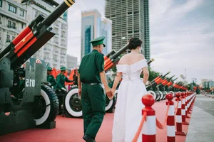 Viral 'Once in 50 Years' Wedding Photoshoot at Bach Dang Wharf Captivates Social Media - image 2