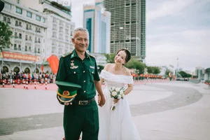 Viral 'Once in 50 Years' Wedding Photoshoot at Bach Dang Wharf Captivates Social Media - image 4