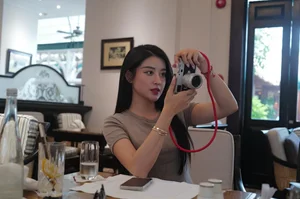 Vietnamese Actress Diem My 9x Captures Elegant Moments at the Iconic Independence Palace in Saigon - image 5