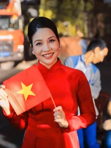 Vietnamese Actress Diem My 9x Captures Elegant Moments at the Iconic Independence Palace in Saigon - image 1