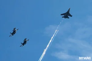 Stunning Gallery: SU-30MK2 Fighter Jets Light Up Ho Chi Minh City Sky - image 9