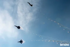 Stunning Gallery: SU-30MK2 Fighter Jets Light Up Ho Chi Minh City Sky - image 2