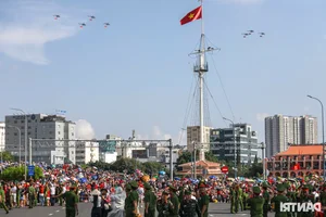 Stunning Gallery: SU-30MK2 Fighter Jets Light Up Ho Chi Minh City Sky - image 3