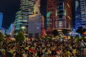 Spectacular Fireworks Display Lights Up the Ho Chi Minh City Skyline - image 2