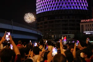 Spectacular Fireworks Display Lights Up the Ho Chi Minh City Skyline - image 5