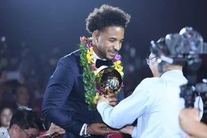 Nguyen Xuan Son Celebrates Winning Best Foreign Player Award of 2024 - image 4