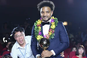 Nguyen Xuan Son Celebrates Winning Best Foreign Player Award of 2024 - image 5