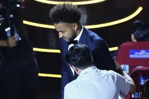 Nguyen Xuan Son Celebrates Winning Best Foreign Player Award of 2024 - image 3