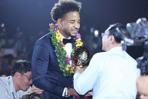 Nguyen Xuan Son Celebrates Winning Best Foreign Player Award of 2024 - image 2