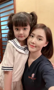 Young Doll-Faced Girl Sparks Discussion Over Early Makeup Habits - image 2