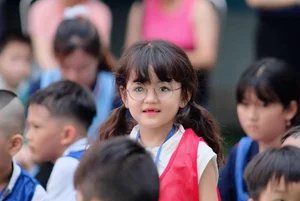 Young Doll-Faced Girl Sparks Discussion Over Early Makeup Habits - image 1