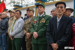 Massive Public Interest as Thousands Queue Early to Experience the Vietnam International Defense Expo - image 1