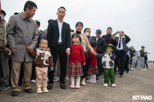 Massive Public Interest as Thousands Queue Early to Experience the Vietnam International Defense Expo - image 3