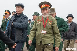 Massive Public Interest as Thousands Queue Early to Experience the Vietnam International Defense Expo - image 4