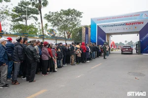 Massive Public Interest as Thousands Queue Early to Experience the Vietnam International Defense Expo - image 9