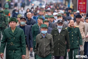 Massive Public Interest as Thousands Queue Early to Experience the Vietnam International Defense Expo - image 0