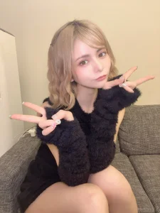 Japanese Model and Viral Sensation: Beniha Yumi and the M-Shape Pose - image 16