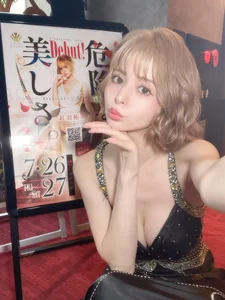 Japanese Model and Viral Sensation: Beniha Yumi and the M-Shape Pose - image 61