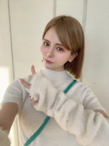 Japanese Model and Viral Sensation: Beniha Yumi and the M-Shape Pose - image 69