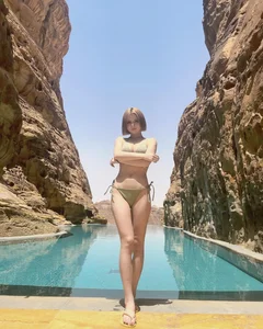Japanese Model and Viral Sensation: Beniha Yumi and the M-Shape Pose - image 91