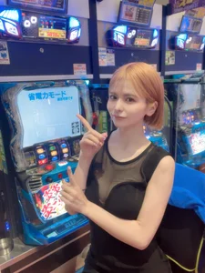 Japanese Model and Viral Sensation: Beniha Yumi and the M-Shape Pose - image 49