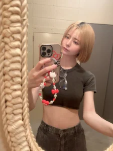 Japanese Model and Viral Sensation: Beniha Yumi and the M-Shape Pose - image 8