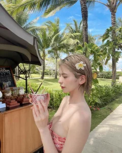 Japanese Model and Viral Sensation: Beniha Yumi and the M-Shape Pose - image 20
